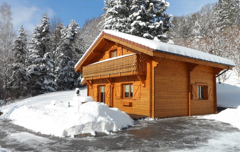 Location de vacances - Chalet à Basse-sur-le-Rupt - Les extérieurs du chalet "Les Bruyères" en hiver