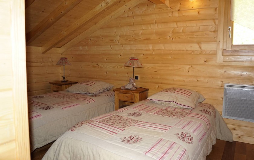 Location de vacances - Chalet à Basse-sur-le-Rupt - Chambre étage avec 2 lits 1 personne; 1 lit bébé, 1 commode