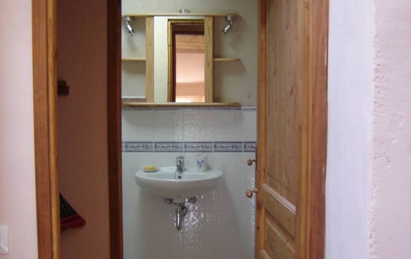 Location de vacances - Appartement à L'Albère - L’entrée de la salle de douche avec sas et rangements sur la gauche