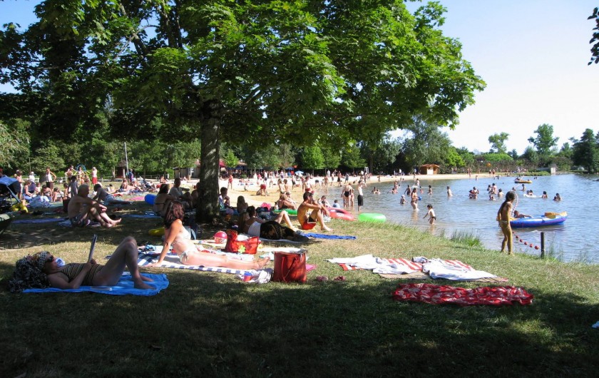 Location de vacances - Maison - Villa à Saint-Séverin - Aubeterre-sur-Dronne, la plage aménagée sur la rivière.