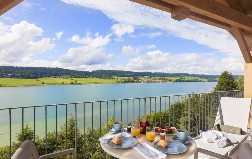 Location de vacances - Appartement à Malbuisson - Petit-déjeuner avec balcon