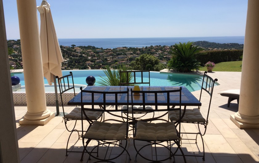Location de vacances - Villa à Sainte-Maxime - TABLE EXTERIEUR DEVANT CUISINE
