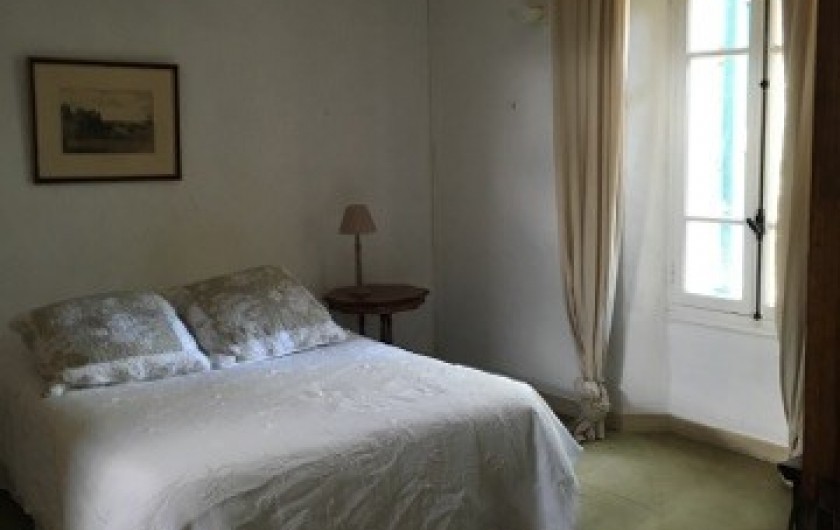 Location de vacances - Mas à Grasse - Chambre N°2 du premier avec sa salle de douche privative et wc.