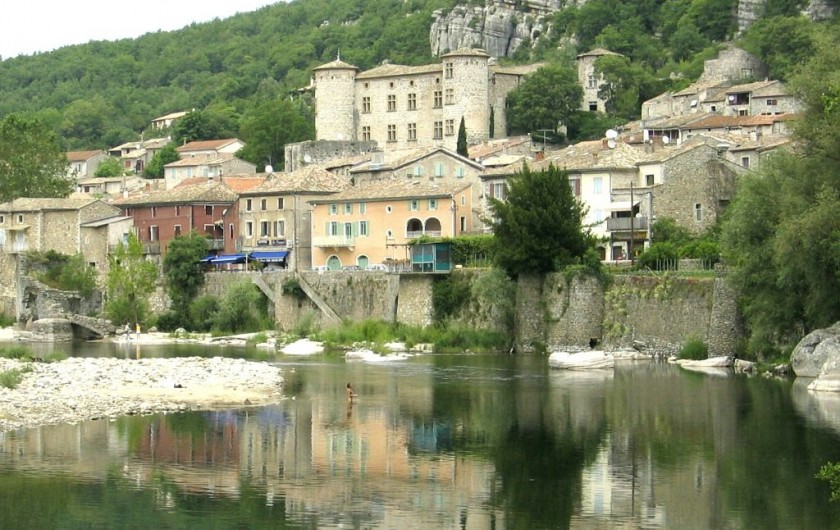 Location de vacances - Gîte à Vogüé - le village et la rivière