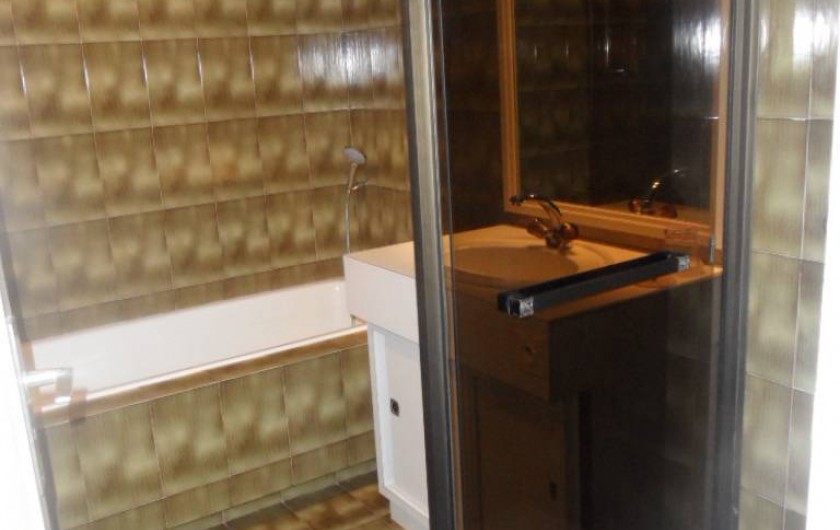 Location de vacances - Villa à Sallanches - Salle d'eau (bain+douche+lavabo) commune chambre 2, 3 et 4.