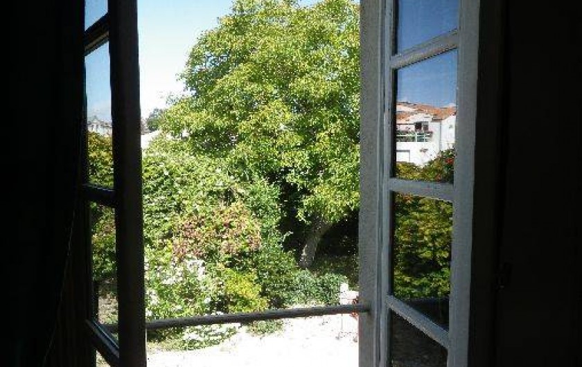 Location de vacances - Appartement à La Rochelle - vue sur le jardin depuis la chambre .