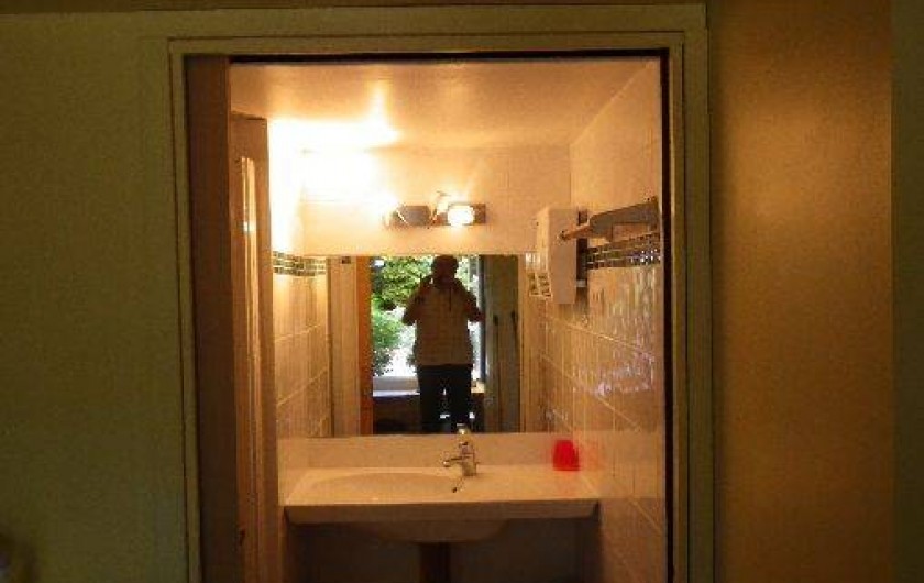Location de vacances - Appartement à La Rochelle - salle d'eau RDC. douche robinet thermostatique. pare douche verre trempé.
