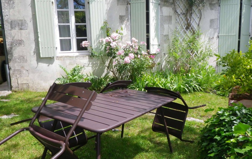 Location de vacances - Appartement à La Rochelle - table et chaises à disposition.