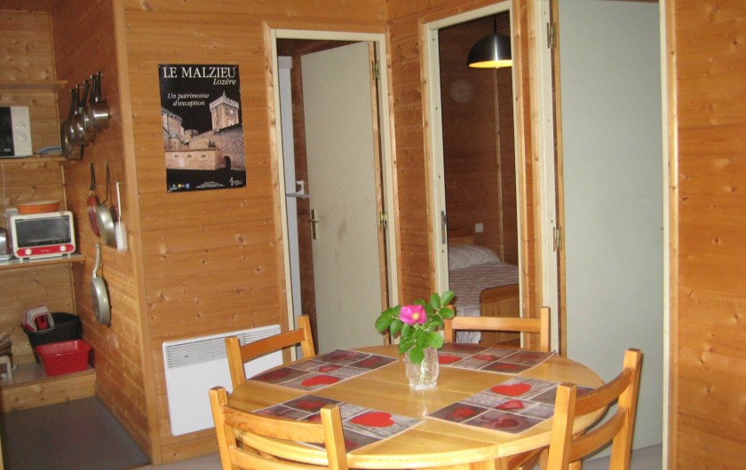 Location de vacances - Chalet à Le Malzieu-Ville - coin salle à manger, salon