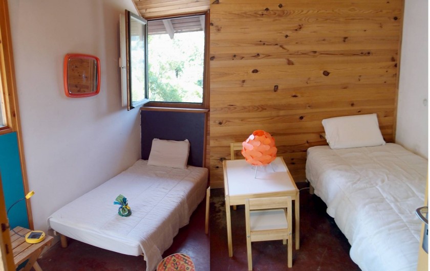 Location de vacances - Villa à Embrun - Autre chambre :2 lits de 90cm, avec armoire-penderie et petites table enfants