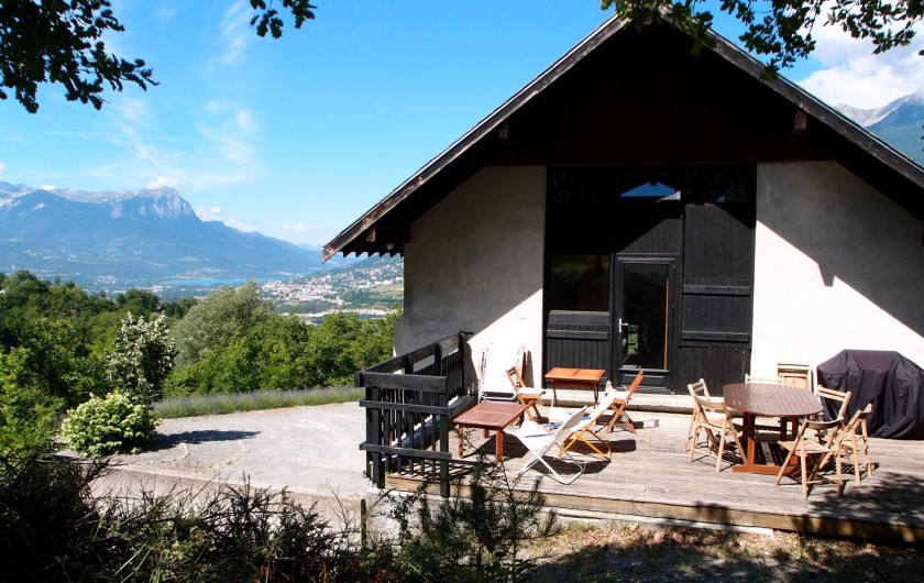 Location de vacances - Villa à Embrun - La terrasse supérieure, la plateforme à gauche, le lac d'Embrun au fond