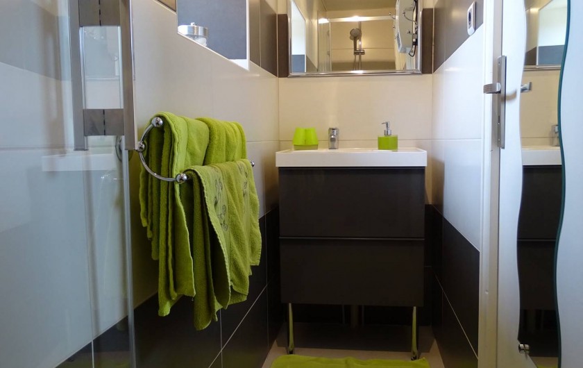 Location de vacances - Chambre d'hôtes à Bréville-les-Monts - salle de douche Campagne
