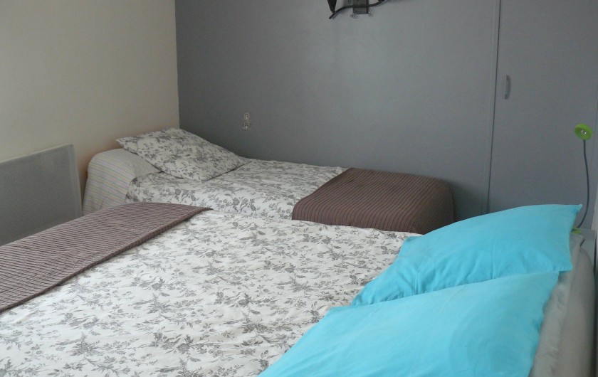 Location de vacances - Chambre d'hôtes à Villeneuve-lès-Béziers - Chambre au 2ème étage. Un lit double et un lit simple