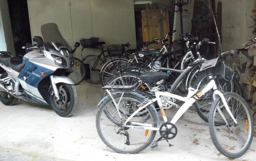 Location de vacances - Chambre d'hôtes à Villeneuve-lès-Béziers - Nous disposons d'une cour fermée pour vélos et motos