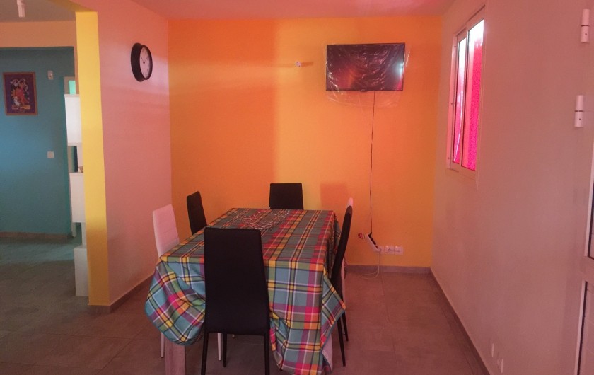 Location de vacances - Appartement à Les Abymes - La salle à manger devant la télévision.