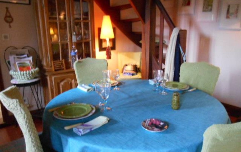 Location de vacances - Chambre d'hôtes à Les Andelys - Une table mise dans la salle a manger intérieure