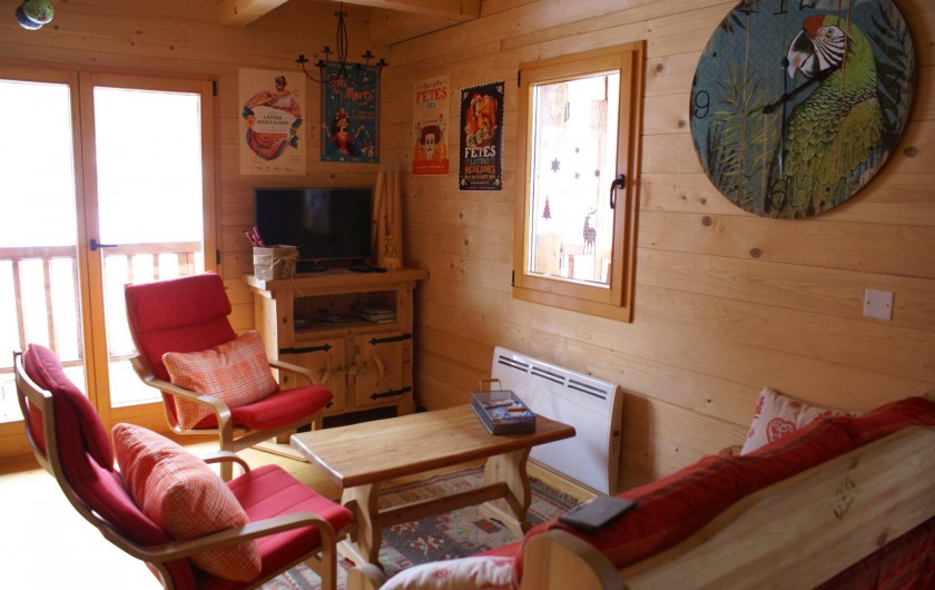 Location de vacances - Chalet à Saint-Paul-sur-Ubaye - espace salon , un canapé et deux fauteuils , téléviseur , table basse.