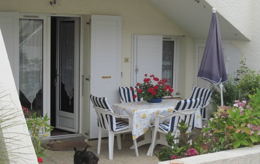 Location de vacances - Appartement à Pentrez - L'appartement d'extérieur et sa terrasse fleurie