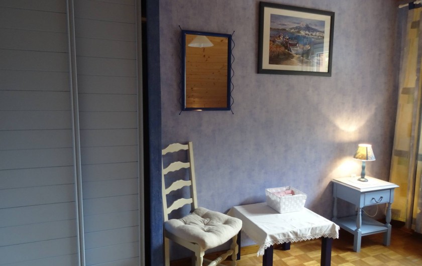 Location de vacances - Gîte à Fréland - chambre bleue placard accessoires