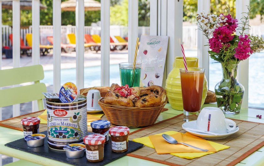 Location de vacances - Gîte à Ruoms - Petit déjeuner Paillotes