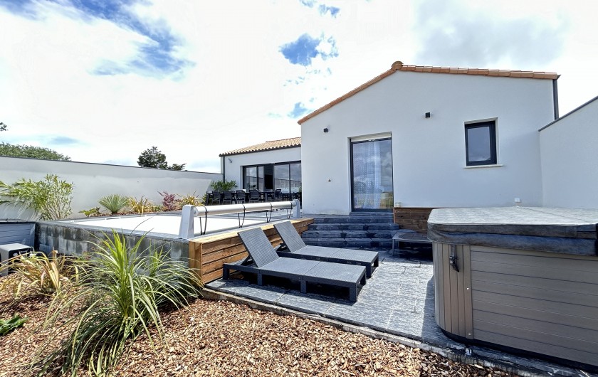 Location de vacances - Villa à La Tranche-sur-Mer - vue arrière piscine et spa