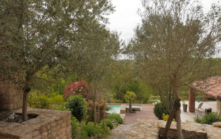 Location de vacances - Villa à Castin - Vue du jardin depuis la terrasse sud, en arrière plan la piscine