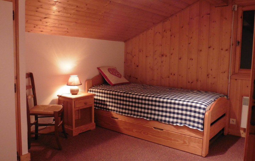 Location de vacances - Chalet à Saint-Nicolas de Véroce - La chambre avec 2 lits gigognes
