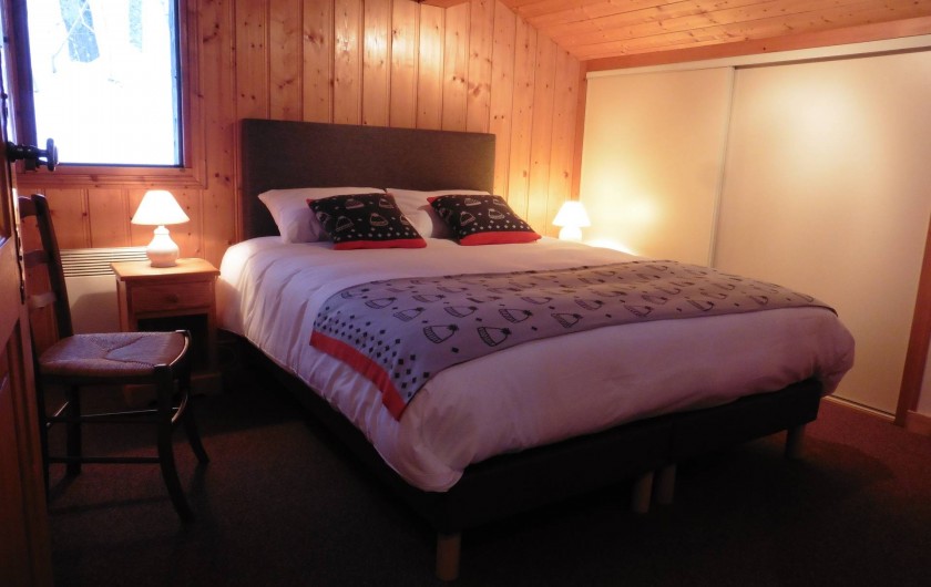 Location de vacances - Chalet à Saint-Nicolas de Véroce - La chambre avec grand lit du premier étage