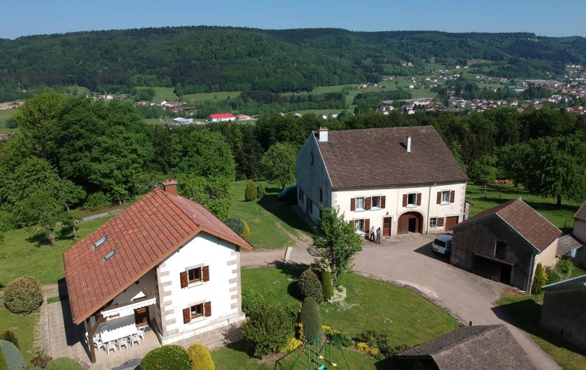 Location de vacances - Maison - Villa à Le Val-d'Ajol - vue d'extérieur en été avec drone