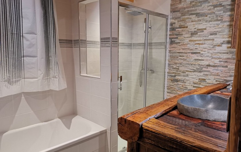 Location de vacances - Chalet à Briançon - La salle de bain ,lavabo en pierre noir ,baignoire et douche