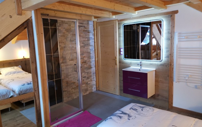 Location de vacances - Chalet à Briançon - Lavabo et douche identiques dans les 2 chambres en duplex