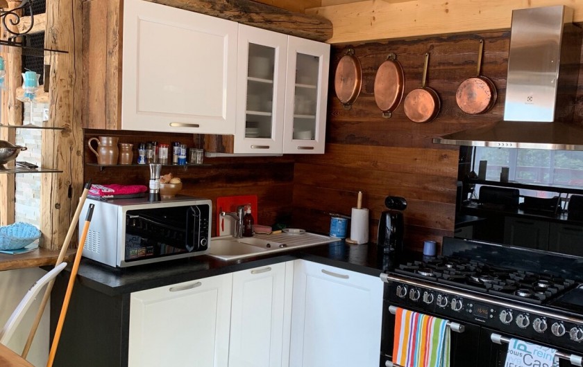 Location de vacances - Chalet à Briançon - La cuisine entièrement équipée ouverte sur la pièce à vivre