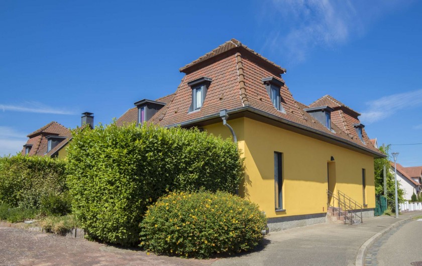 Location de vacances - Maison - Villa à Rosheim - Vue sur notre gîte ayant autrefois accueilli les anciens bains de la ville.