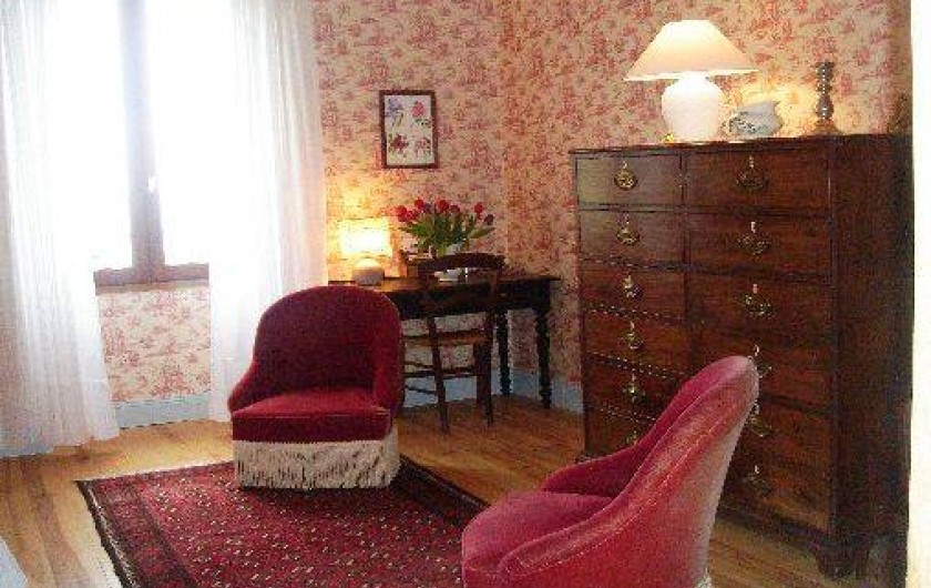 Location de vacances - Maison - Villa à Mirannes - Chambre framboise, 2 fauteuils, commode