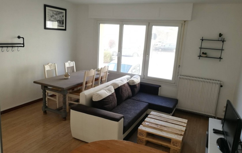 Location de vacances - Appartement à Boulogne-sur-Mer - Le salon et la salle a manger, avec canapé convertible