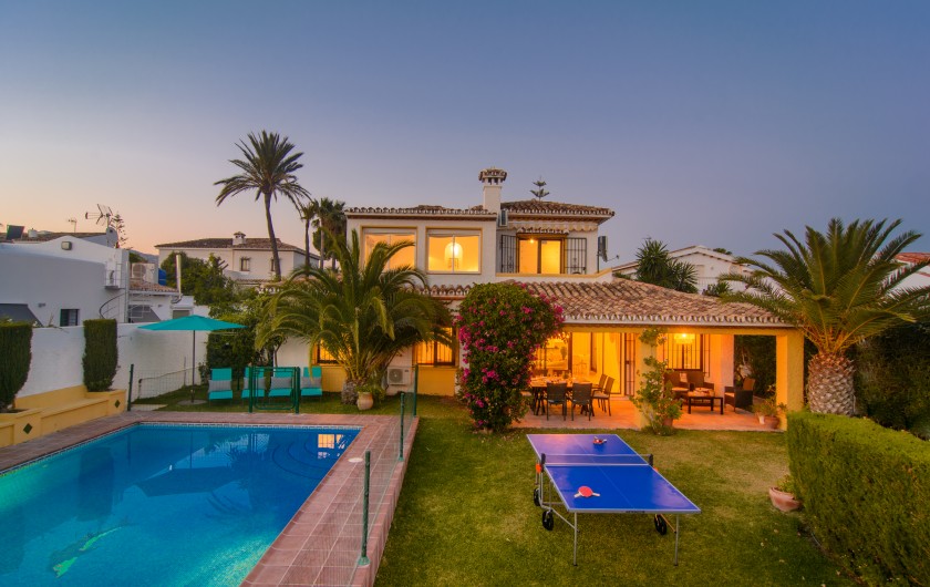 Location de vacances - Villa à Marbella - Villa de quatre chambres, piscine, jardin, table de ping-pong.