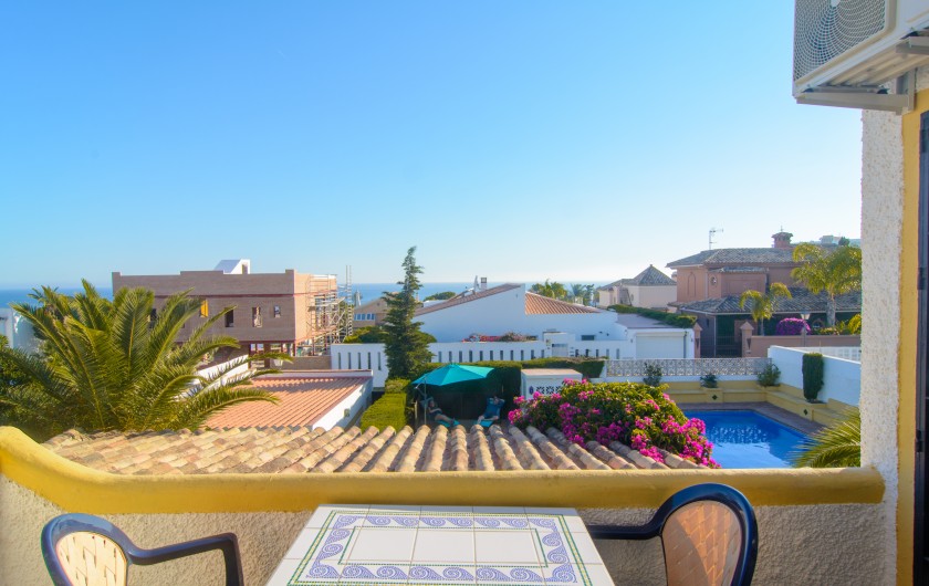 Location de vacances - Villa à Marbella - Belle vue sur la mer depuis le balcon du premier niveau