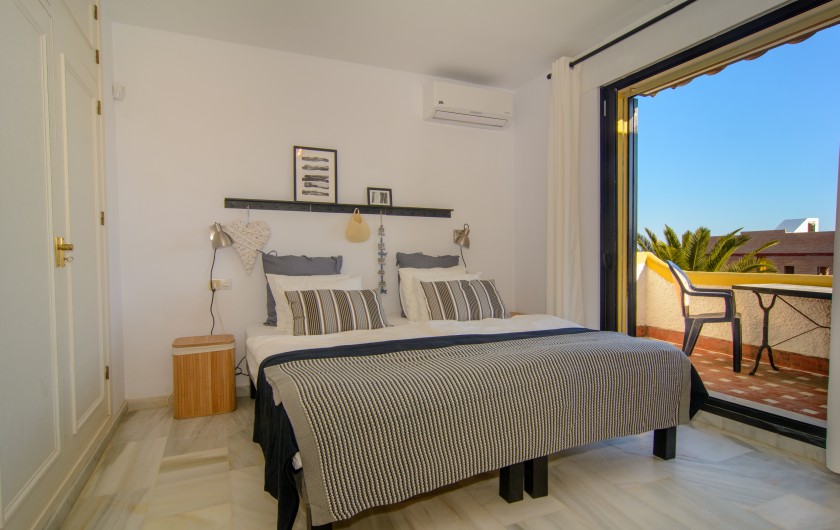 Location de vacances - Villa à Marbella - Chambre d'amis avec deux lits simples et balcon