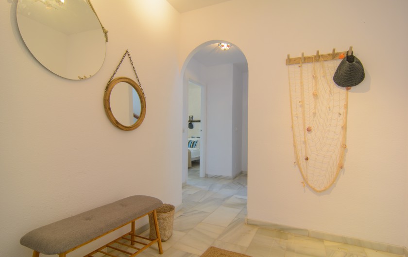 Location de vacances - Villa à Marbella - Design minimaliste dans un hall avec banc et miroirs