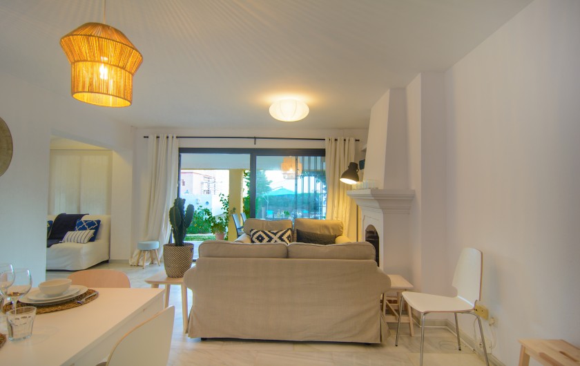 Location de vacances - Villa à Marbella - Salle de séjour avec portes coulissantes en verre donnant sur la terrasse