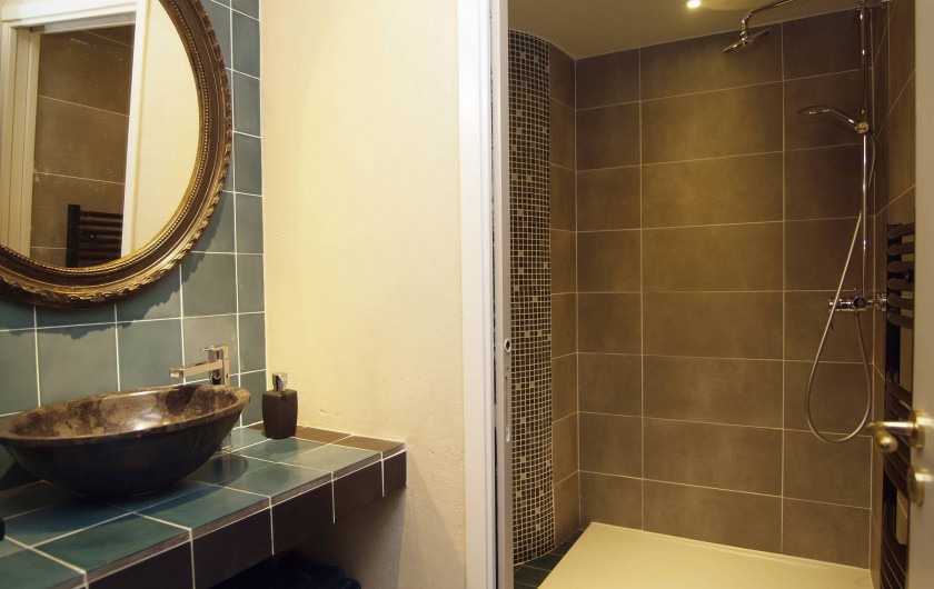 Location de vacances - Appartement à Sète - Cabinet de toilette de la chambre La Corniche avec vue sur la  douche .