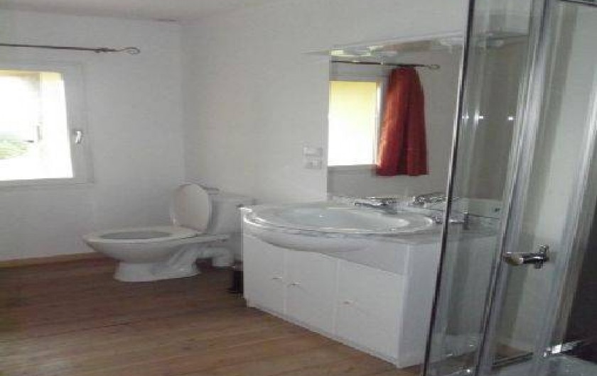 Location de vacances - Gîte à Champagnac - salle d'eau avec cabine a douche