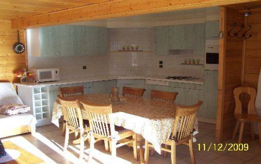 Location de vacances - Chalet à Le Grand-Bornand - salle à manger avec vue sur la cuisine