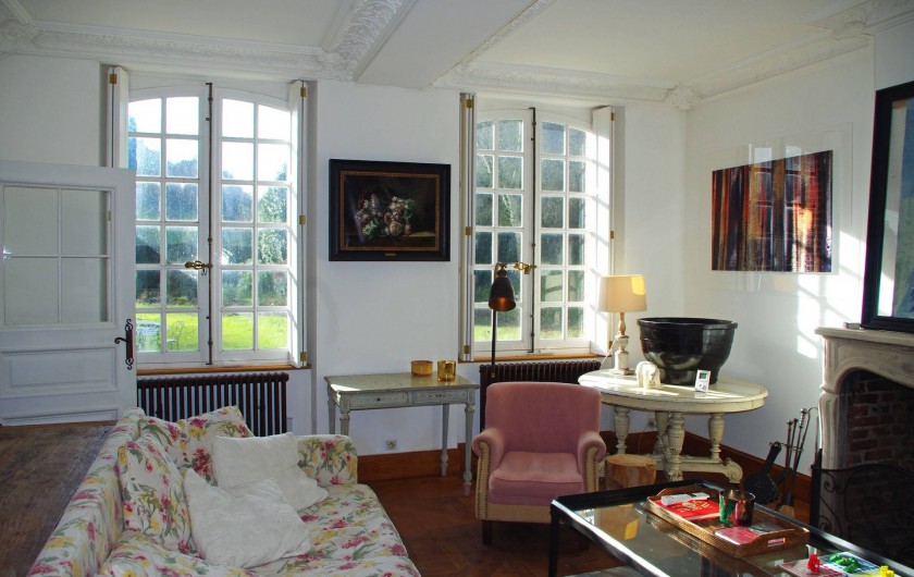 Location de vacances - Château - Manoir à Fourneville - Le grand salon donnant sur le jardin