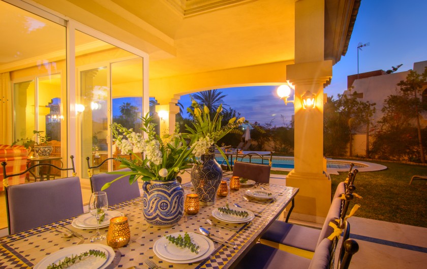 Location de vacances - Chalet à Marbella - Salle à manger sur la terrasse avec une table de 8 couverts