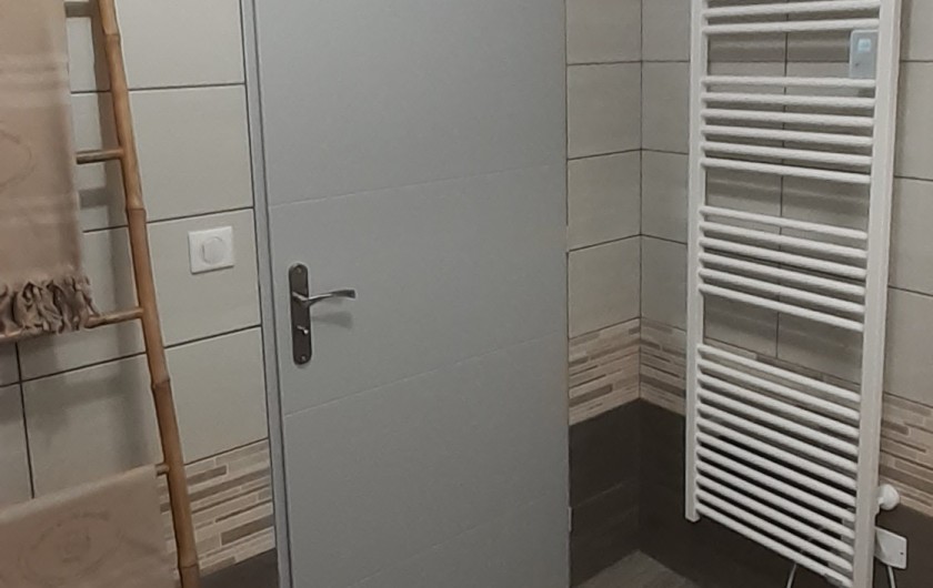 Location de vacances - Appartement à Le Mont-Dore - Détail salle de douche - sèche serviettes électrique
