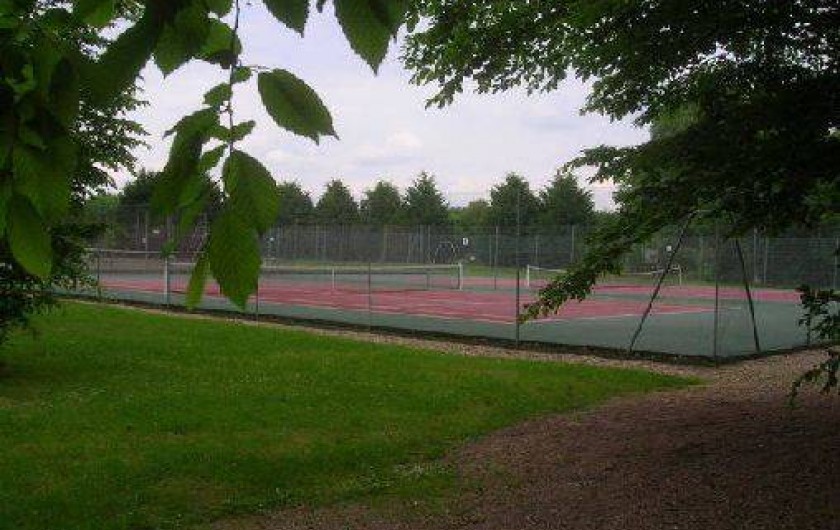 Location de vacances - Chalet à Bazoches-sur-le-Betz - Terrain de tennis