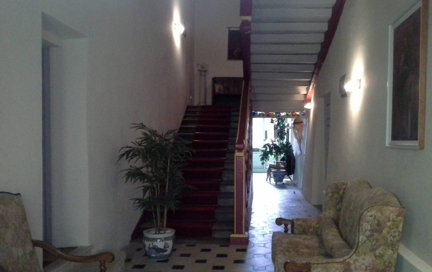 Location de vacances - Chambre d'hôtes à Saint-Trivier-de-Courtes - Notre entrée d'où s'élance la belle montée d'escaliers