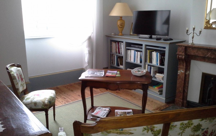 Location de vacances - Chambre d'hôtes à Saint-Trivier-de-Courtes - Le petit coin salon pour nos hôtes avec télé et livres.