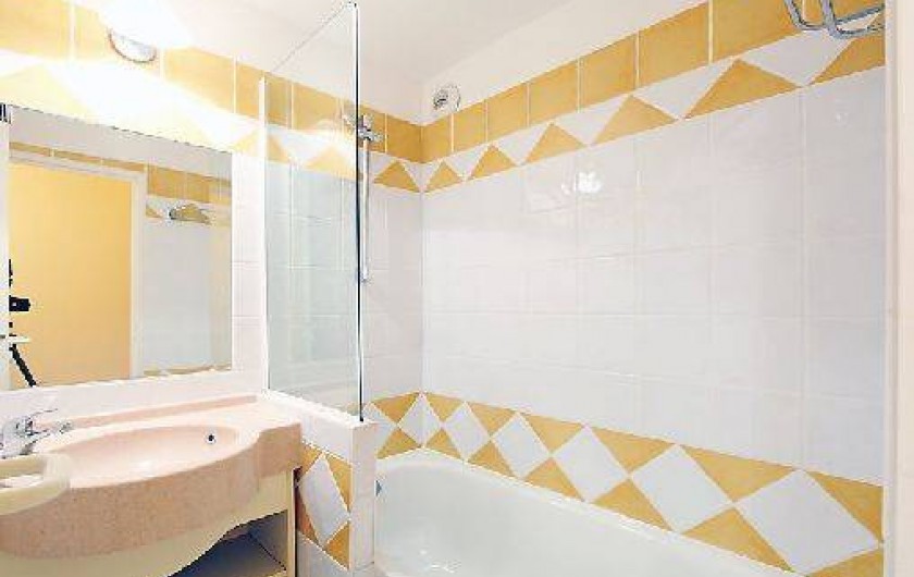 Location de vacances - Appartement à Cannes - une des deux  salles de bain
